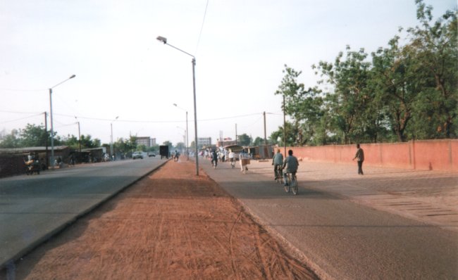La ville est traversée par de nombreuses avenues telles que celle-ci. A gauche, la voie des voitures et camions, à droite celle des 2 roues et des charettes.